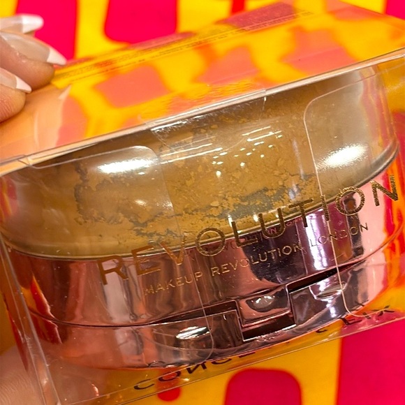 Brand New Revolution Loose Setting Powder, Cut Crease Canvas & LA Girl Concealer - Picture 6 of 15
